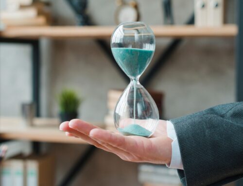 Kako premik ure vpliva na delovni čas in podjetja (2026)